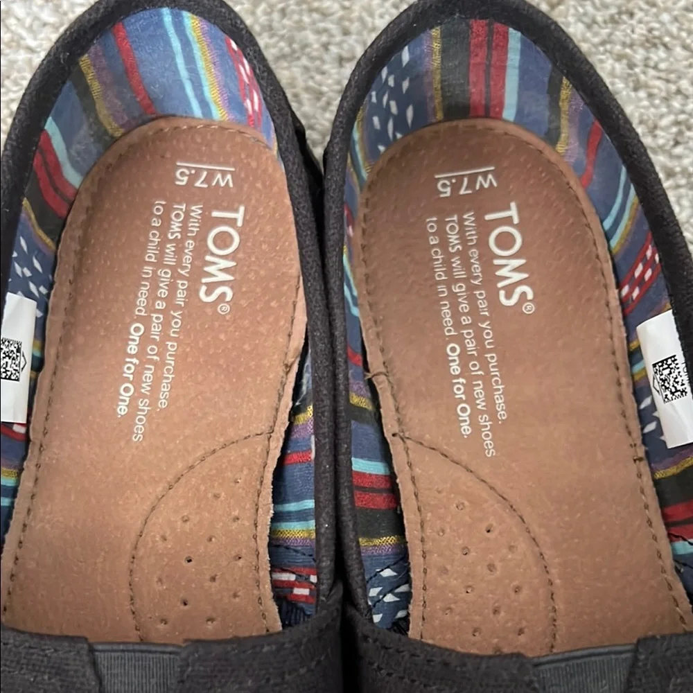 TOMS Classic Black Slip-On Shoes - Picture 4 of 5